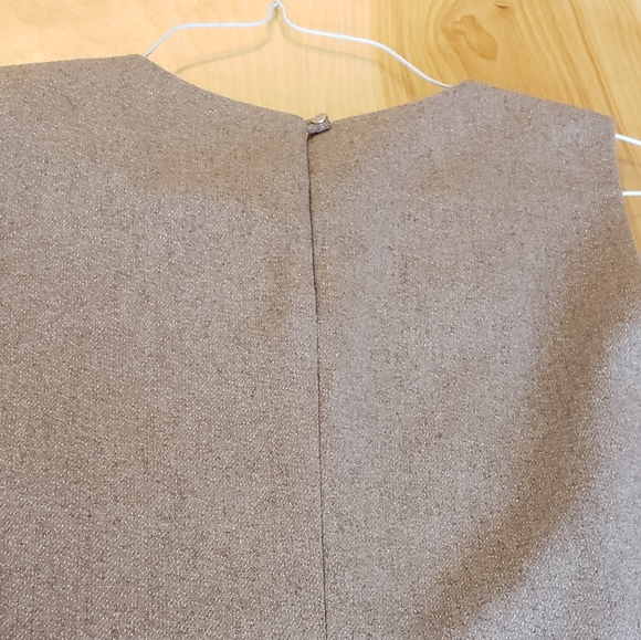 Sleeveless top size small Banana Republic beige with subtle gold flecks - Picture 3 of 8